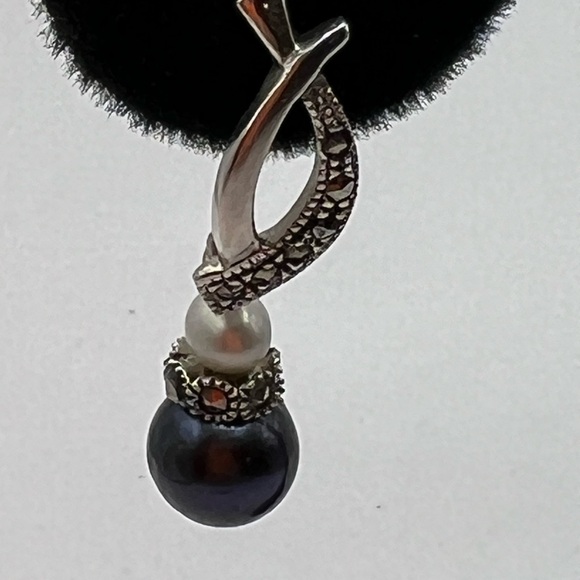 Elegant little purple pearl earring with simple dangle and post back - Picture 1 of 3